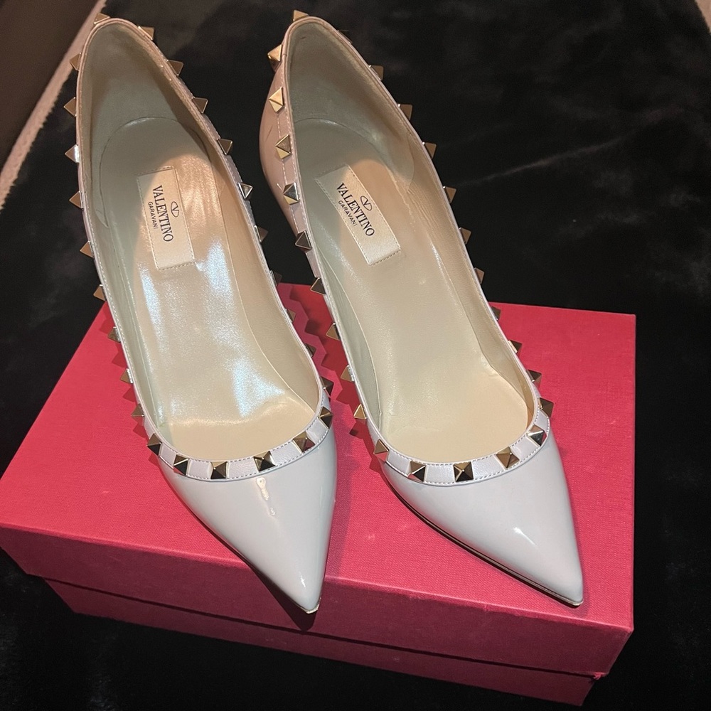 Valentino Garavani Rockstud patent leather Pumps Poudre Size 39